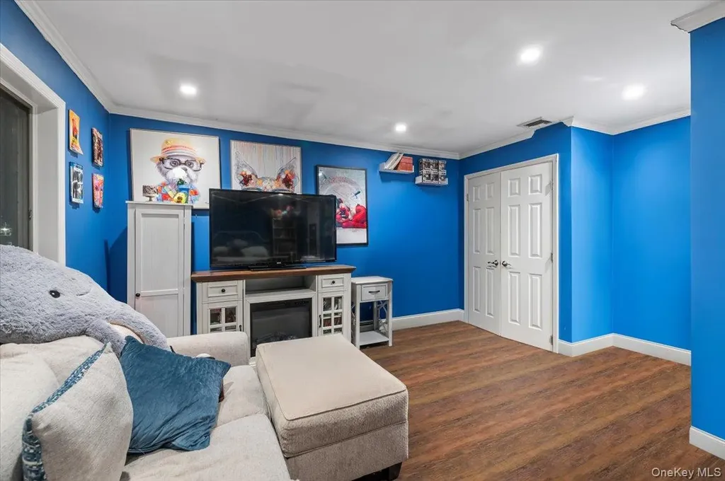 44 E End Avenue Hicksville NY 11801