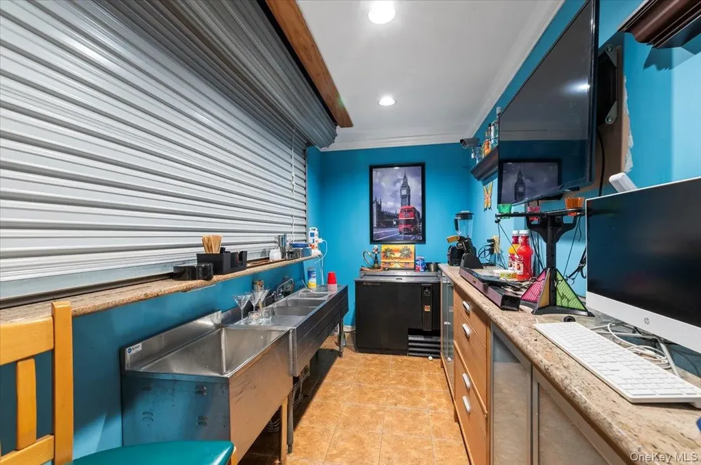 44 E End Avenue Hicksville NY 11801