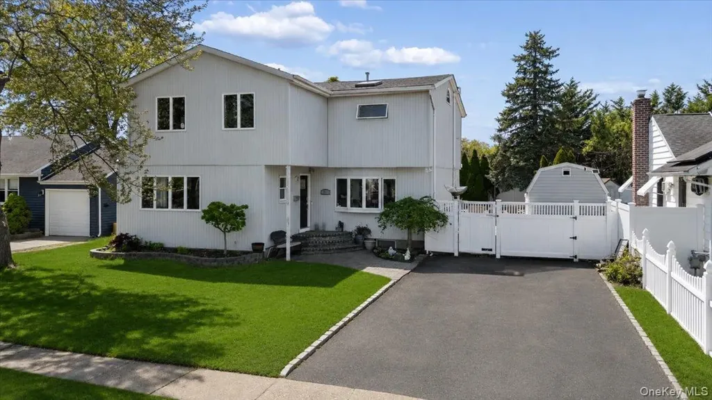 44 E End Avenue Hicksville NY 11801