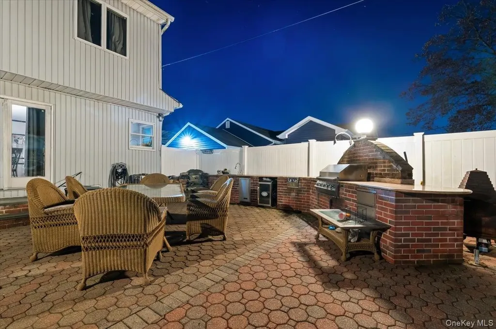 44 E End Avenue Hicksville NY 11801