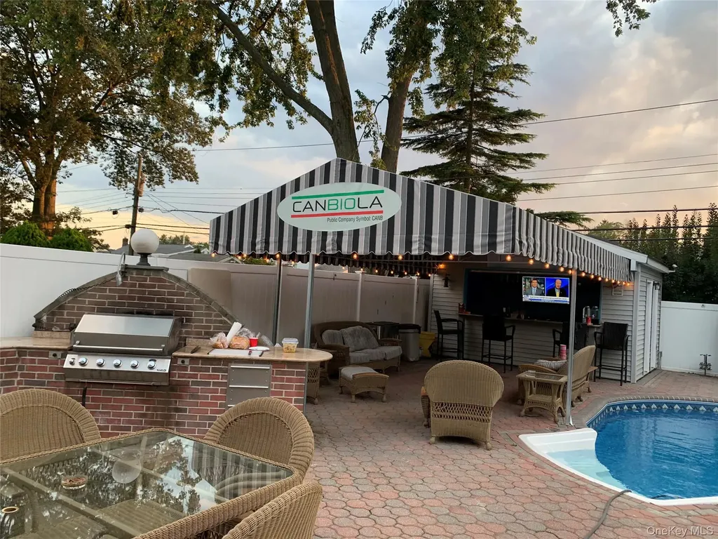 44 E End Avenue Hicksville NY 11801