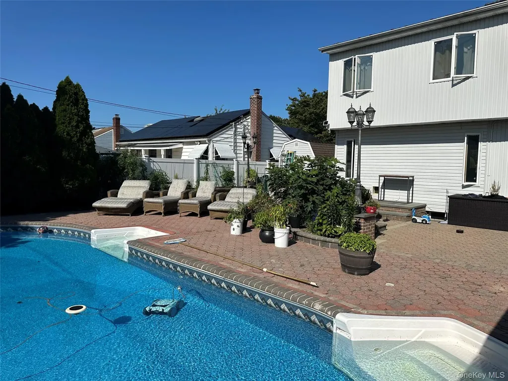 44 E End Avenue Hicksville NY 11801