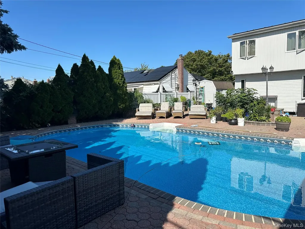 44 E End Avenue Hicksville NY 11801