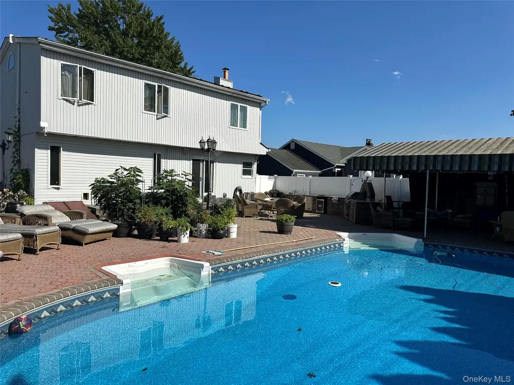 44 E End Avenue Hicksville NY 11801