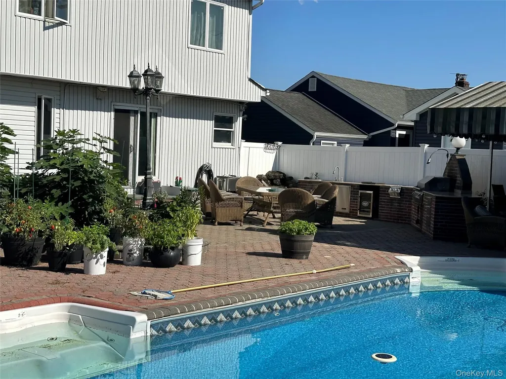 44 E End Avenue Hicksville NY 11801