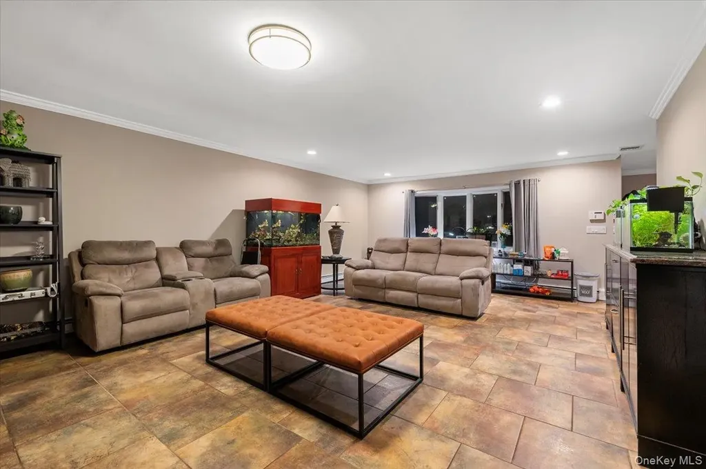 44 E End Avenue Hicksville NY 11801
