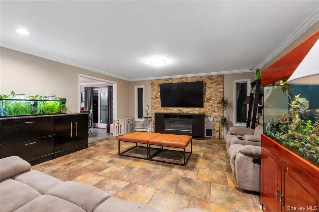 44 E End Avenue Hicksville NY 11801