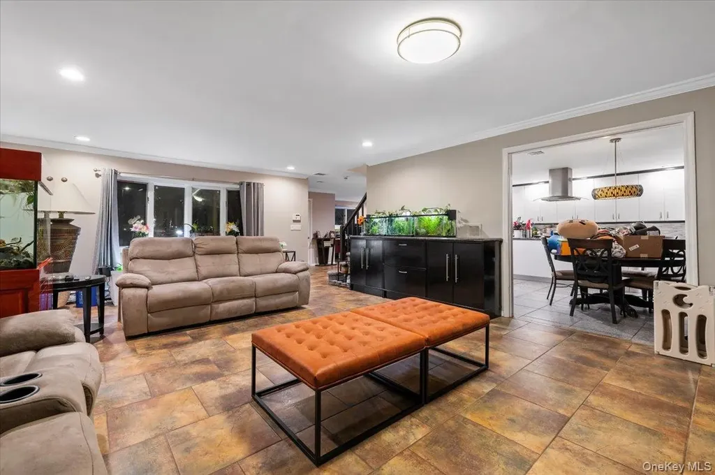 44 E End Avenue Hicksville NY 11801