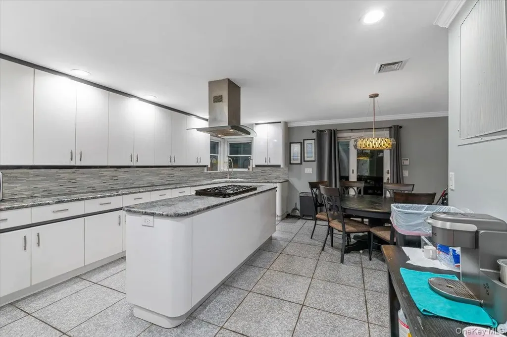 44 E End Avenue Hicksville NY 11801