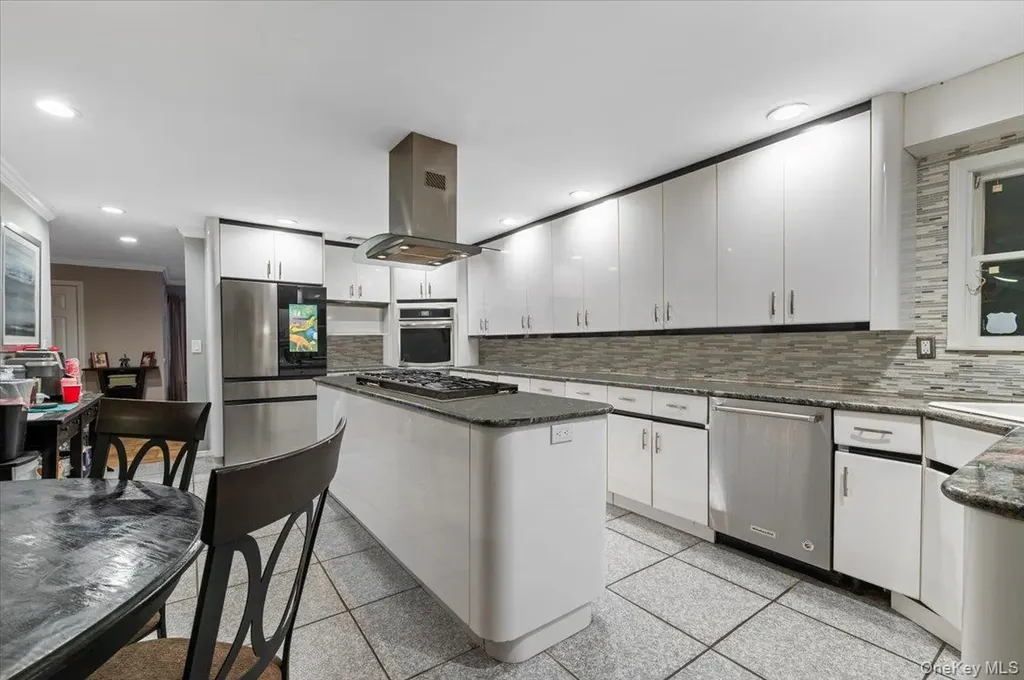 44 E End Avenue Hicksville NY 11801