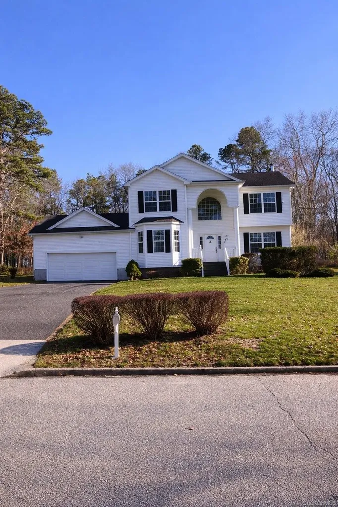 136 Elizabeth Way Ridge NY 11961
