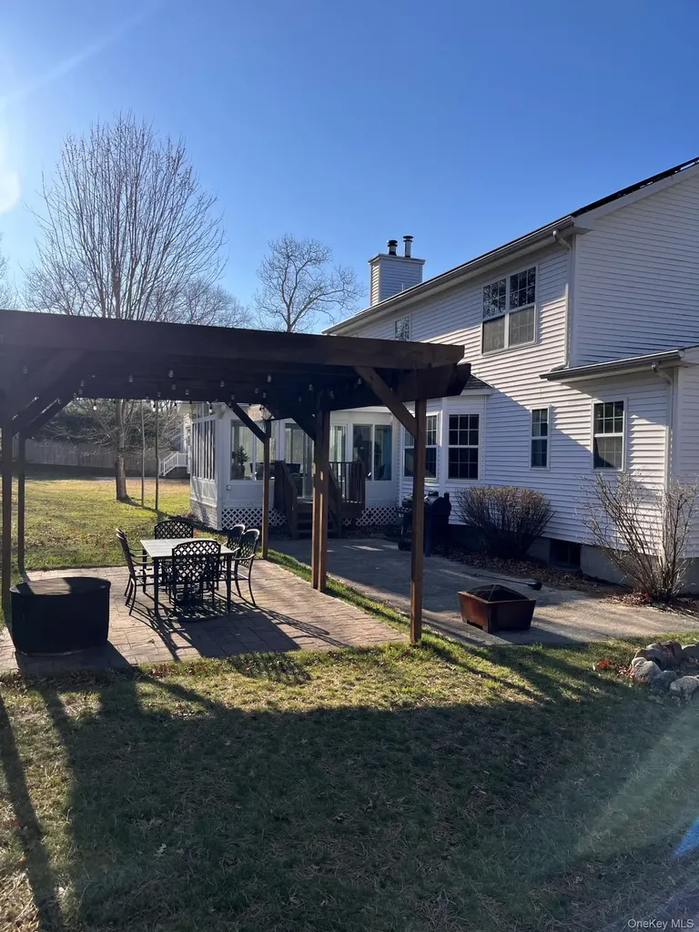 136 Elizabeth Way Ridge NY 11961