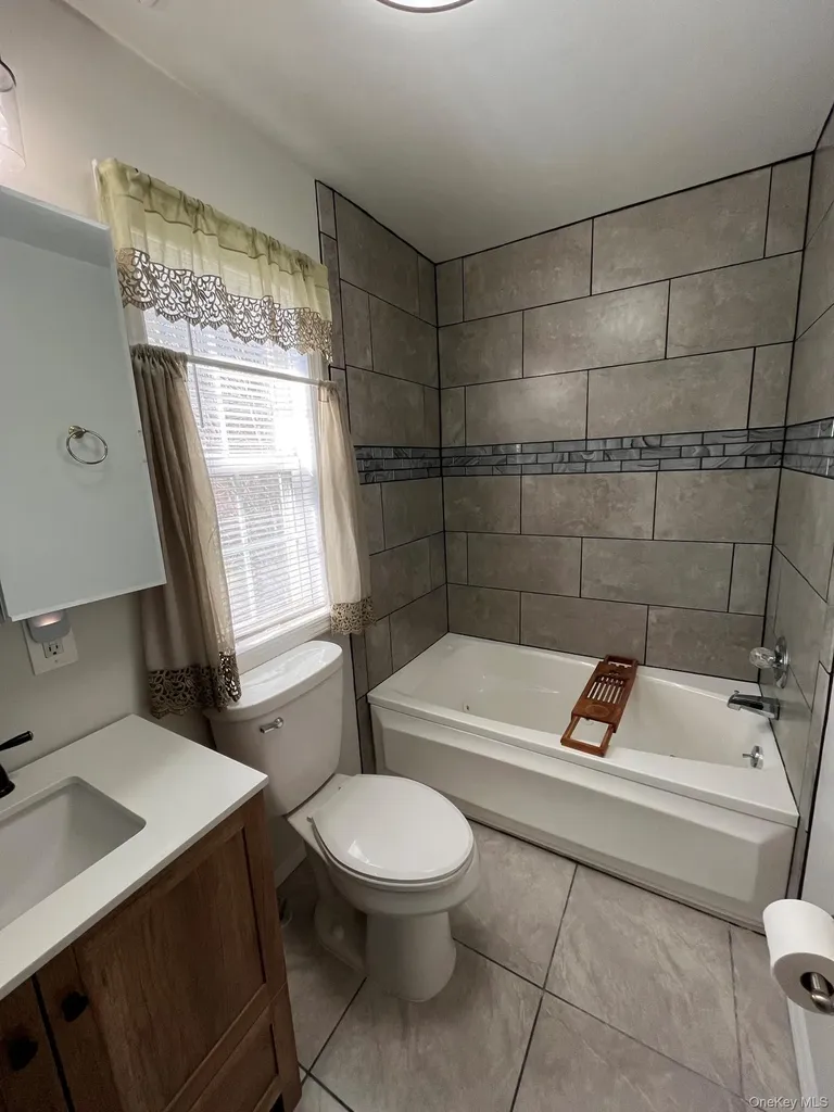136 Elizabeth Way Ridge NY 11961