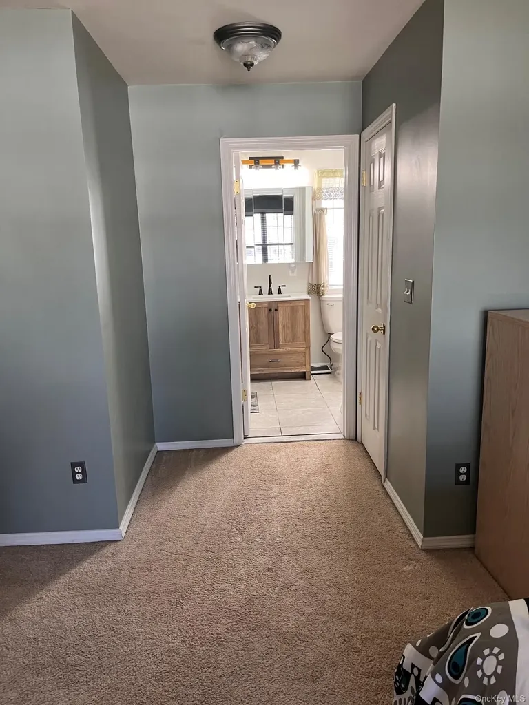 136 Elizabeth Way Ridge NY 11961