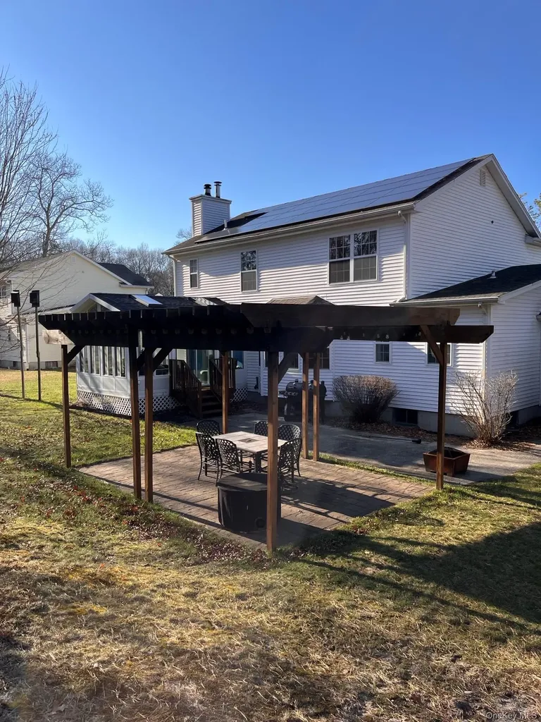 136 Elizabeth Way Ridge NY 11961