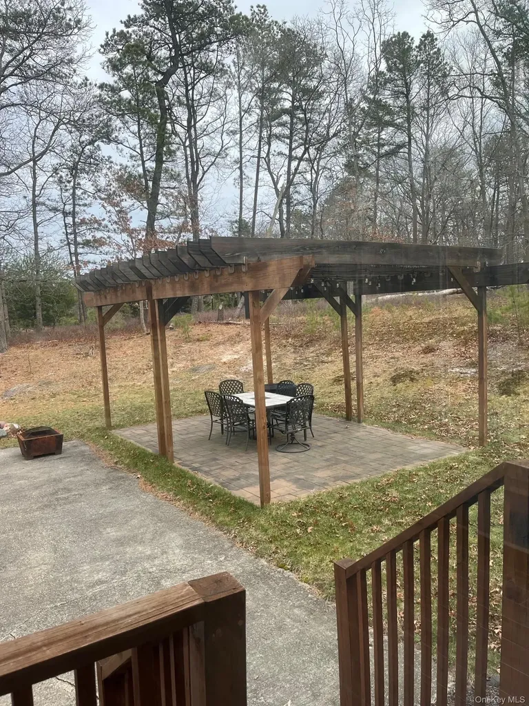 136 Elizabeth Way Ridge NY 11961