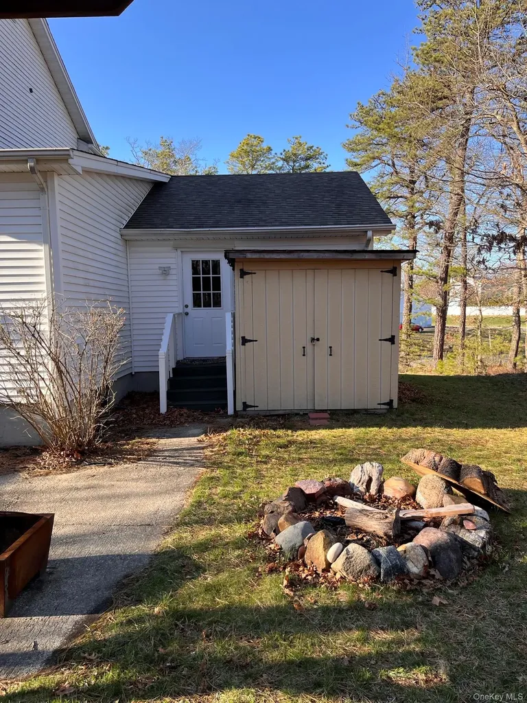 136 Elizabeth Way Ridge NY 11961
