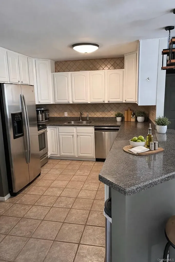 136 Elizabeth Way Ridge NY 11961