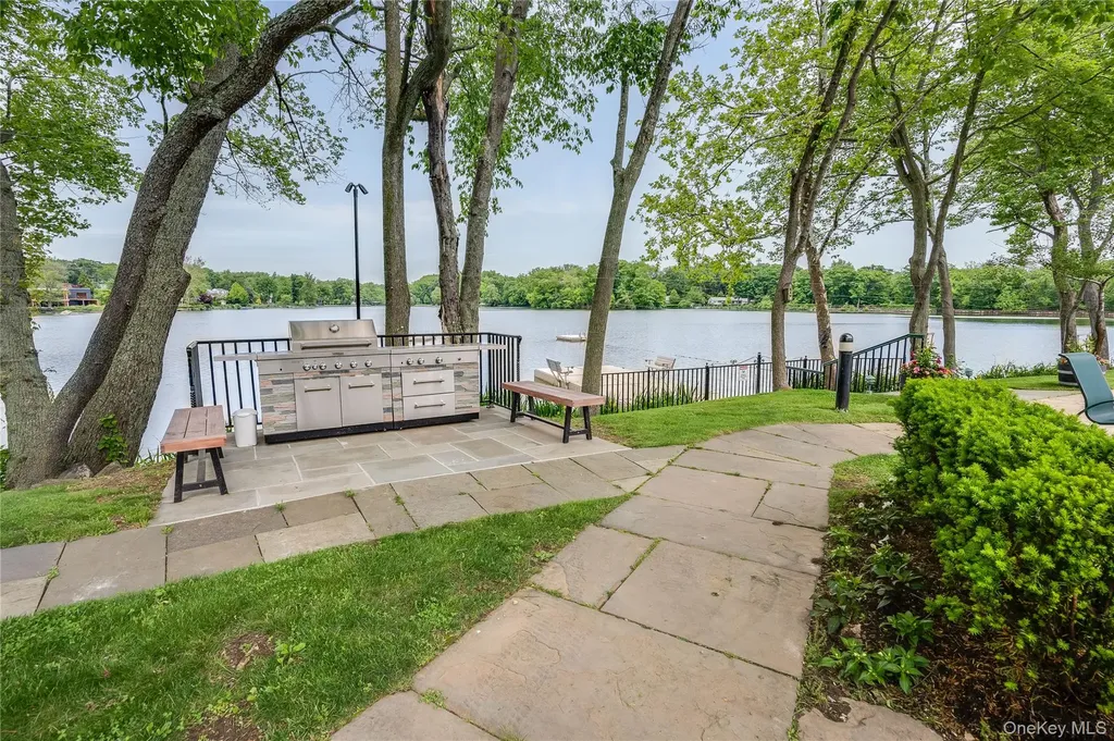 35 Waterside Close Eastchester NY 10709