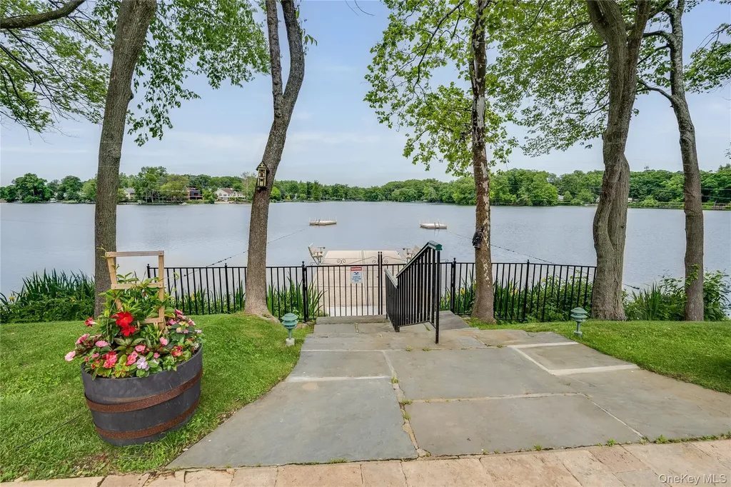 35 Waterside Close Eastchester NY 10709