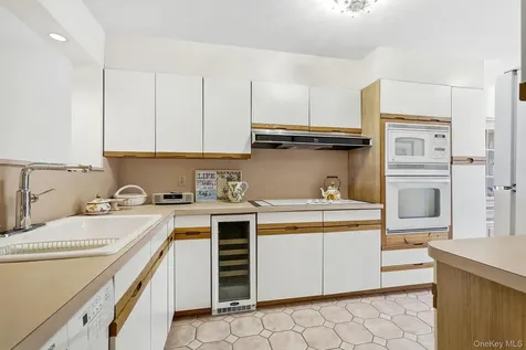 35 Waterside Close Eastchester NY 10709