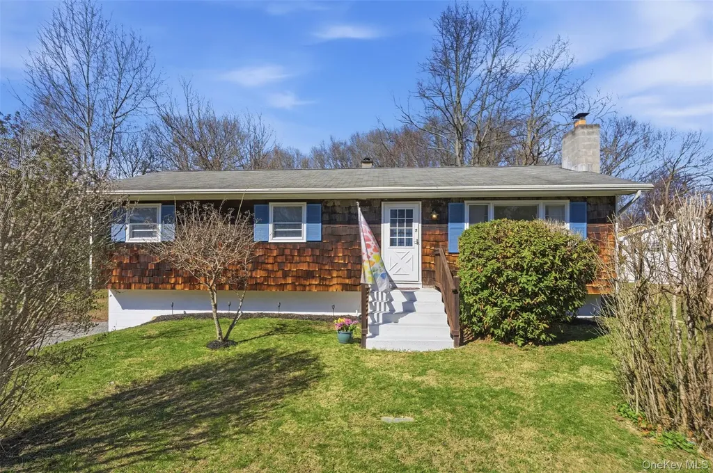 7 Woodland Circle Hyde Park NY 12538