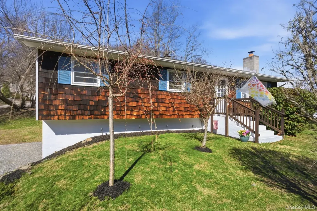 7 Woodland Circle Hyde Park NY 12538