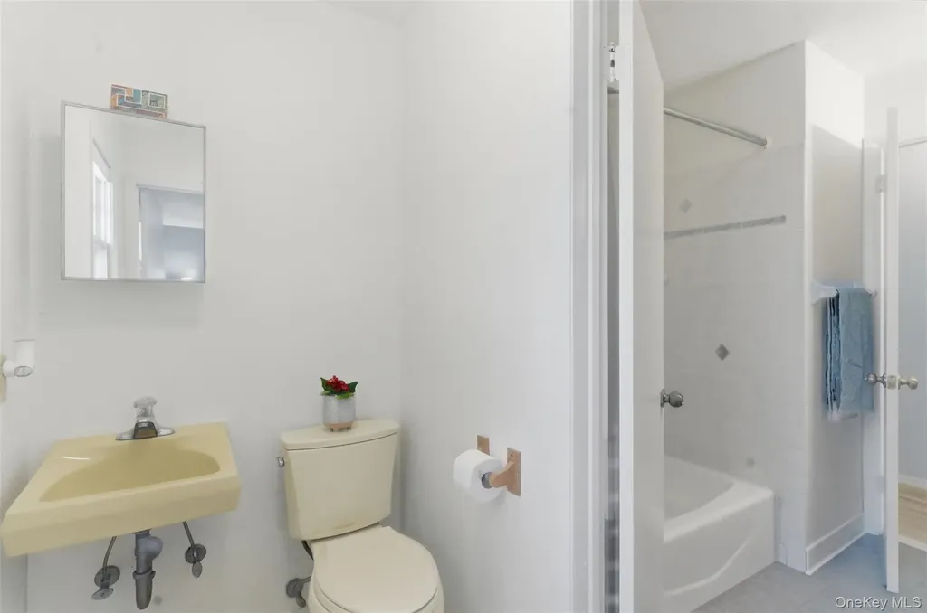 7 Woodland Circle Hyde Park NY 12538