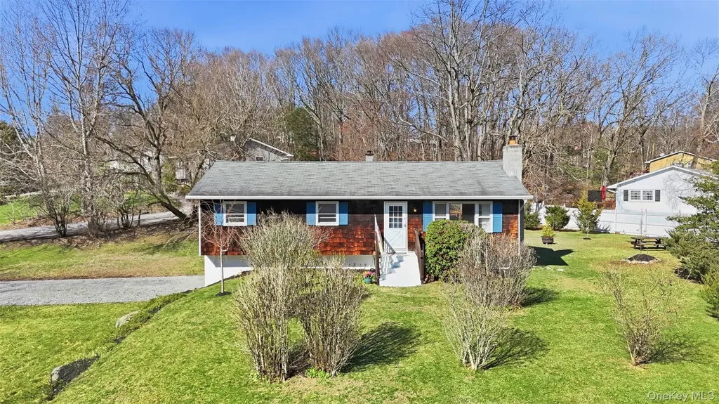 7 Woodland Circle Hyde Park NY 12538