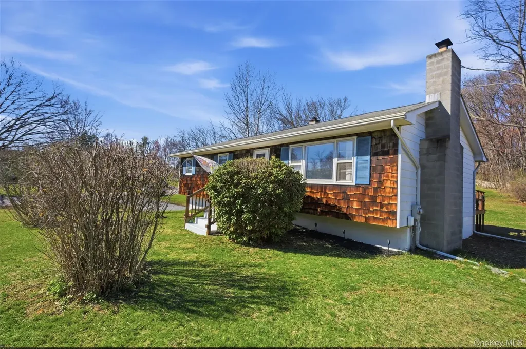 7 Woodland Circle Hyde Park NY 12538