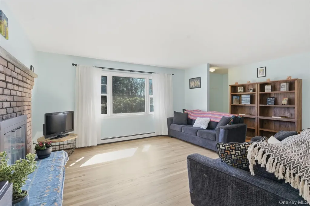 7 Woodland Circle Hyde Park NY 12538