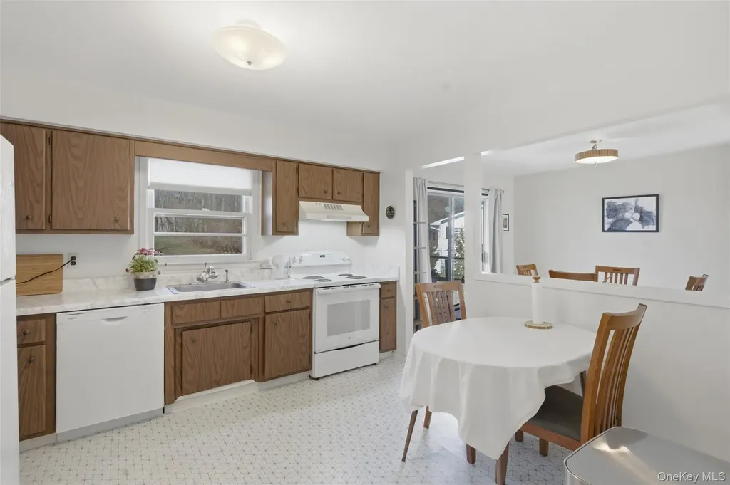 7 Woodland Circle Hyde Park NY 12538