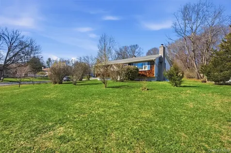 7 Woodland Circle Hyde Park NY 12538