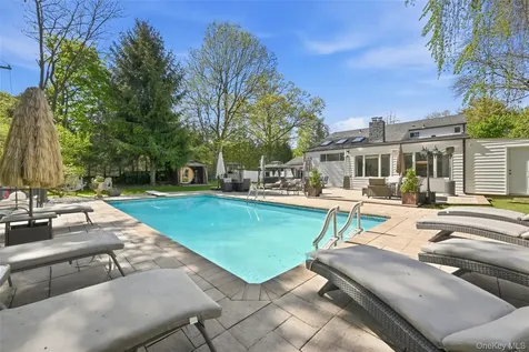 35 Elm Drive East Hills NY 11576