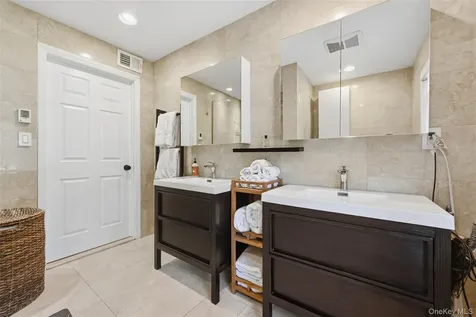 35 Elm Drive East Hills NY 11576