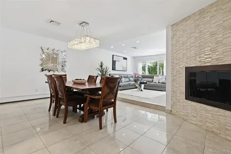 35 Elm Drive East Hills NY 11576