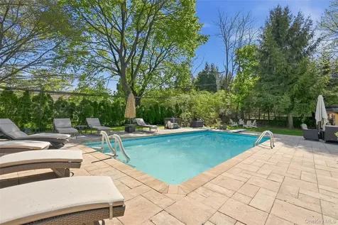 35 Elm Drive East Hills NY 11576