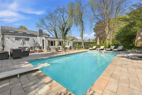 35 Elm Drive East Hills NY 11576