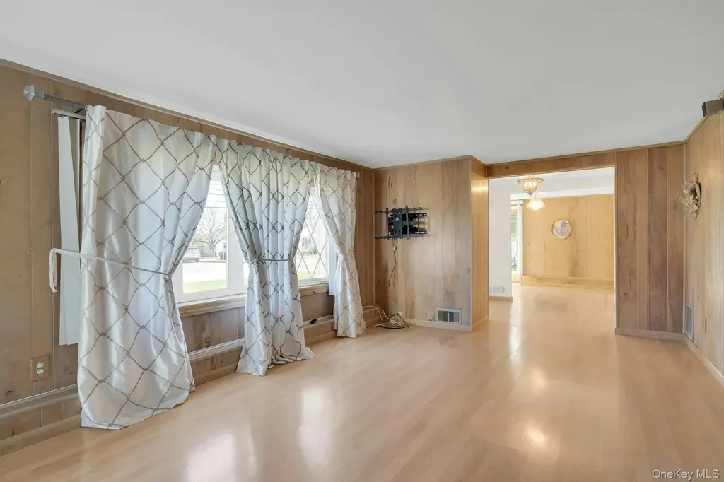 258 E 5th Street Deer Park NY 11729