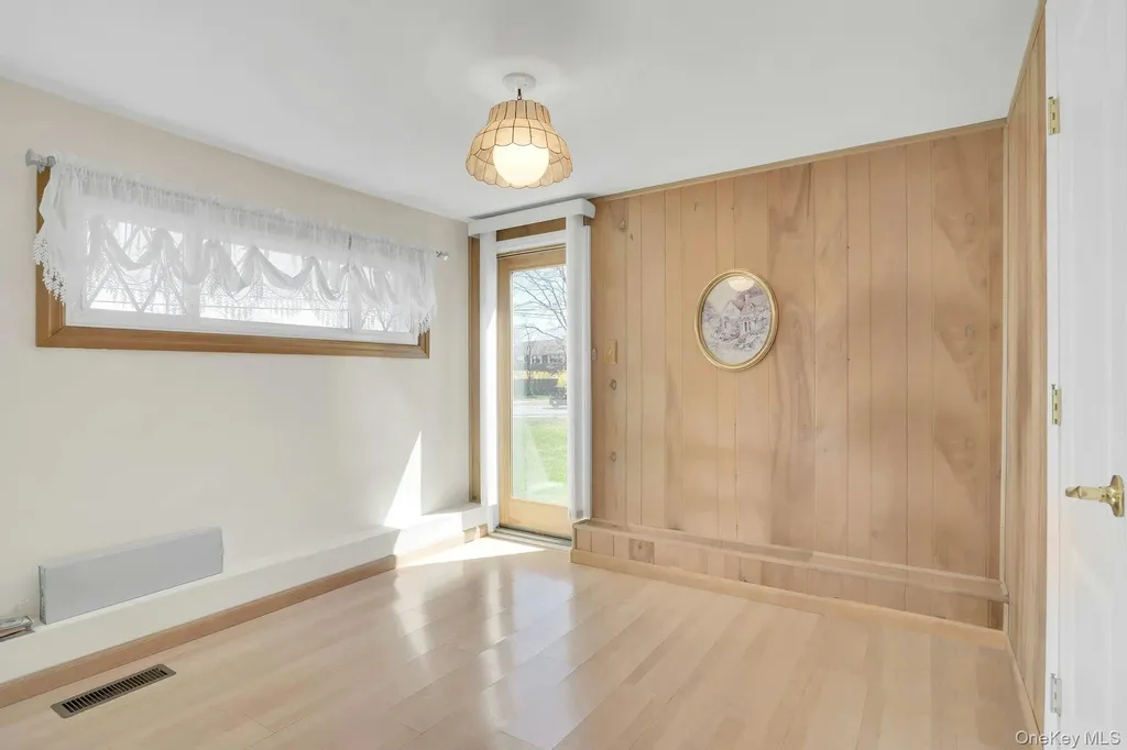 258 E 5th Street Deer Park NY 11729