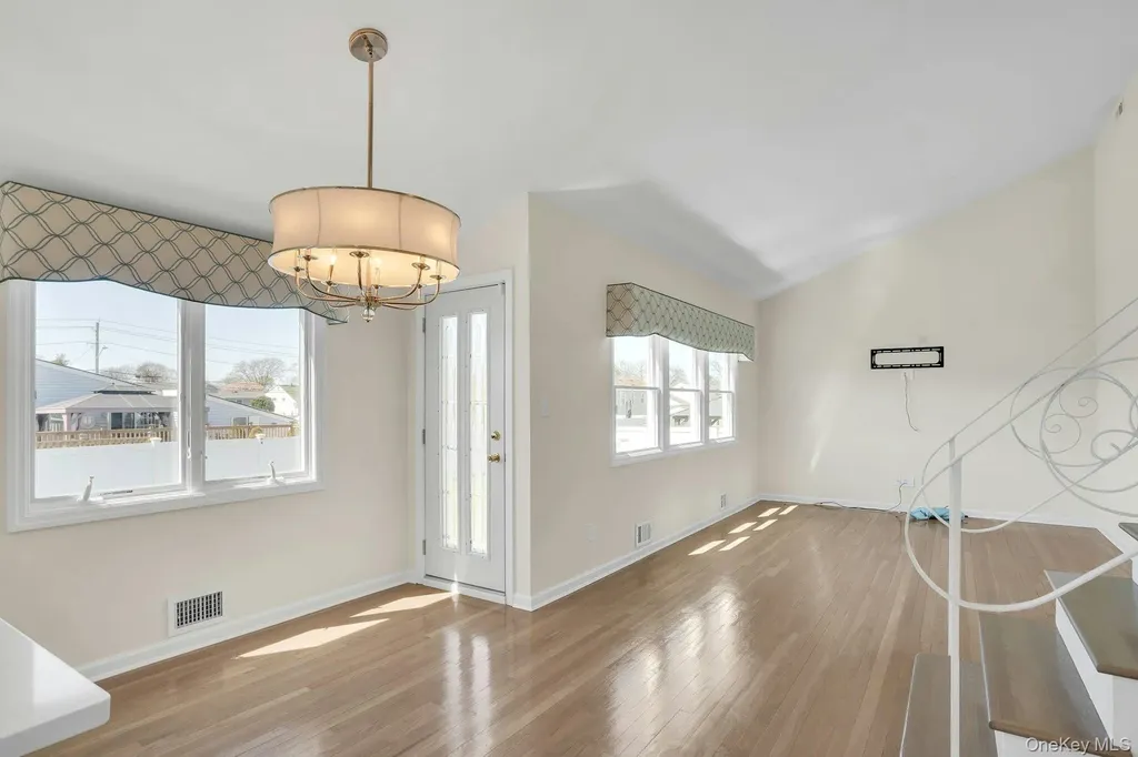 258 E 5th Street Deer Park NY 11729