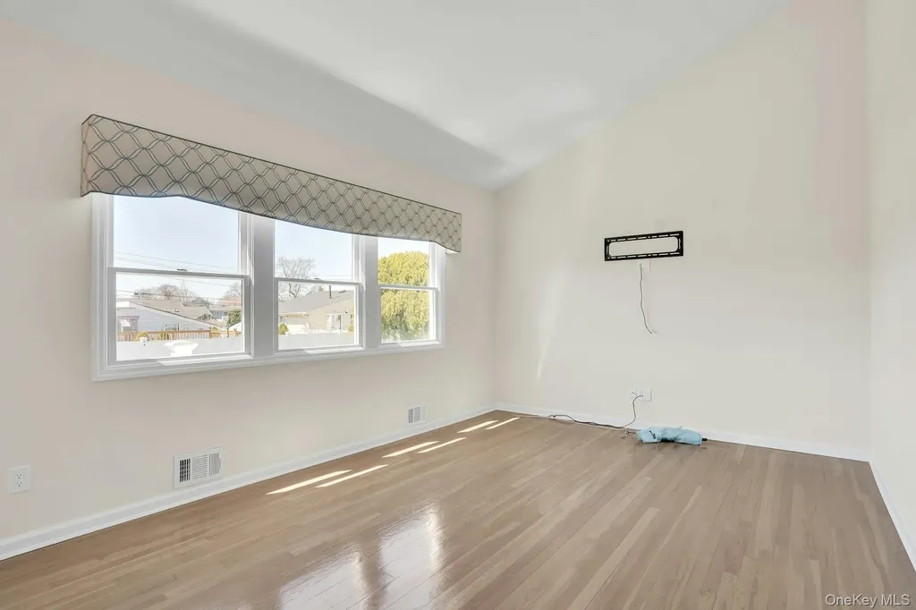 258 E 5th Street Deer Park NY 11729