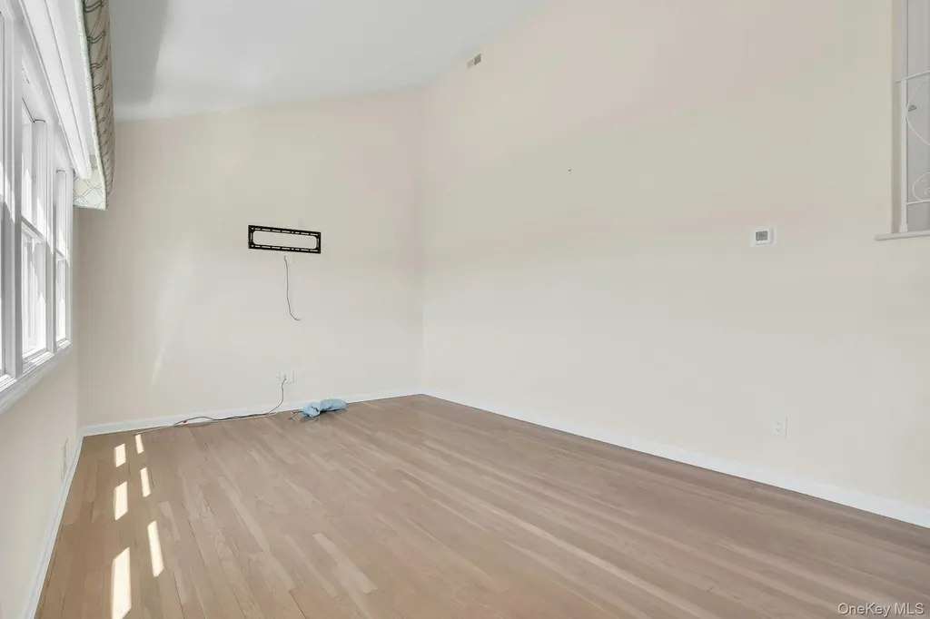 258 E 5th Street Deer Park NY 11729