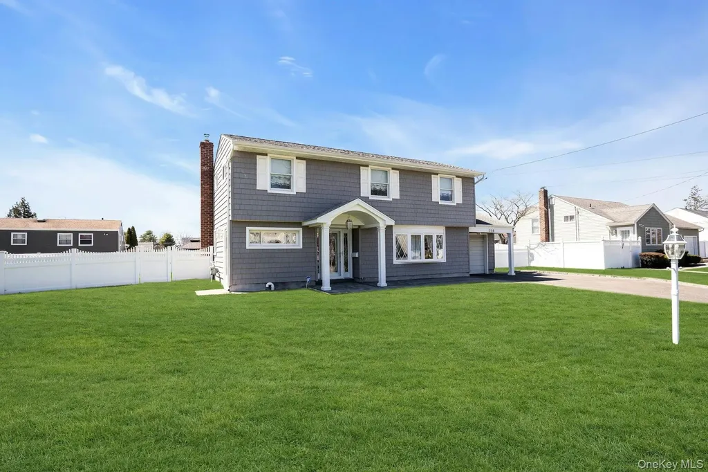 258 E 5th Street Deer Park NY 11729