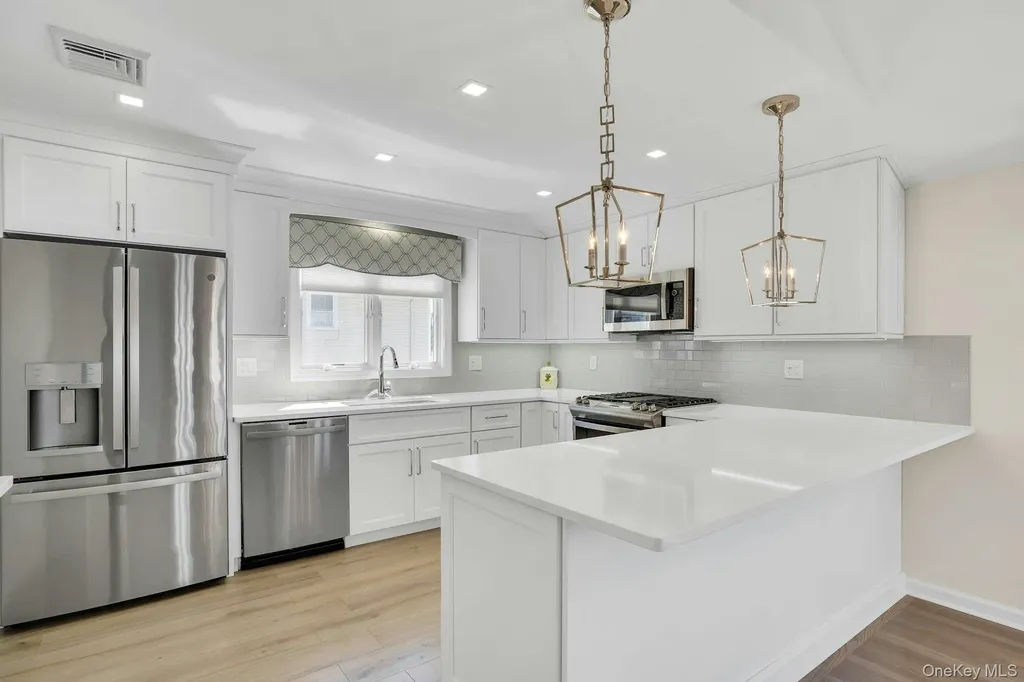 258 E 5th Street Deer Park NY 11729