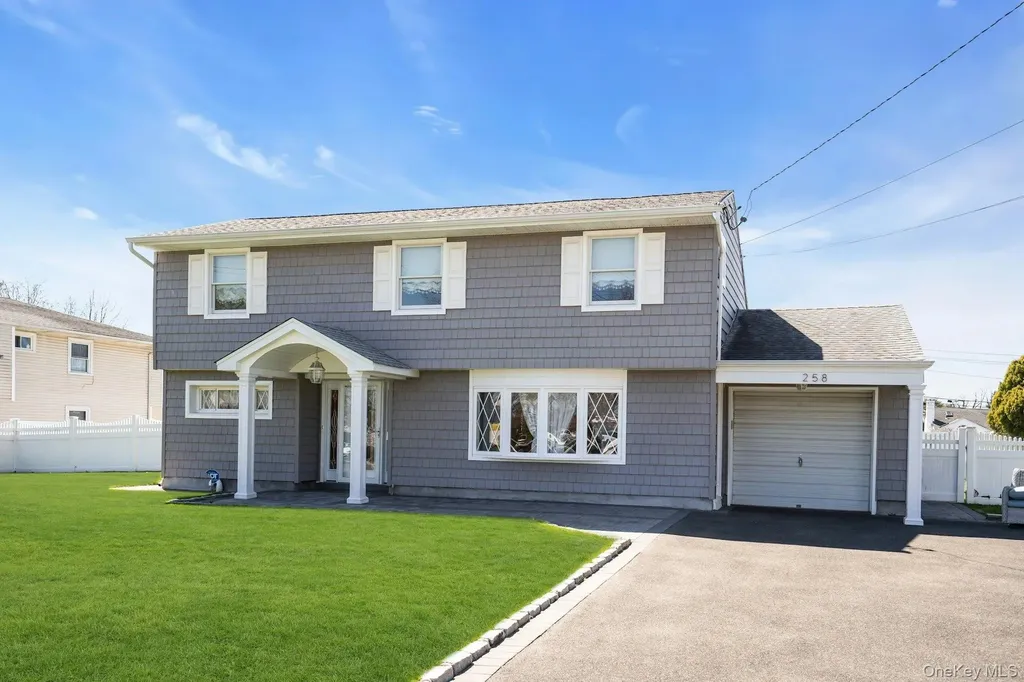 258 E 5th Street Deer Park NY 11729
