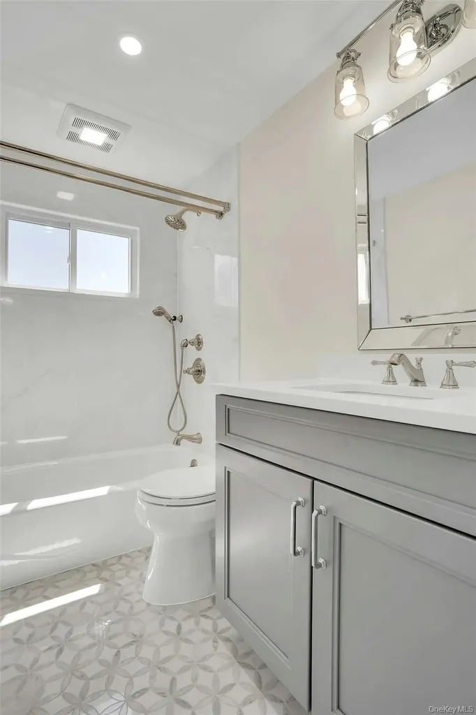 258 E 5th Street Deer Park NY 11729