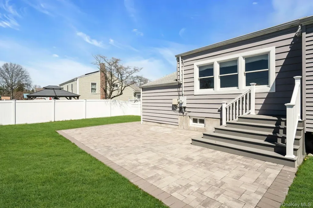 258 E 5th Street Deer Park NY 11729