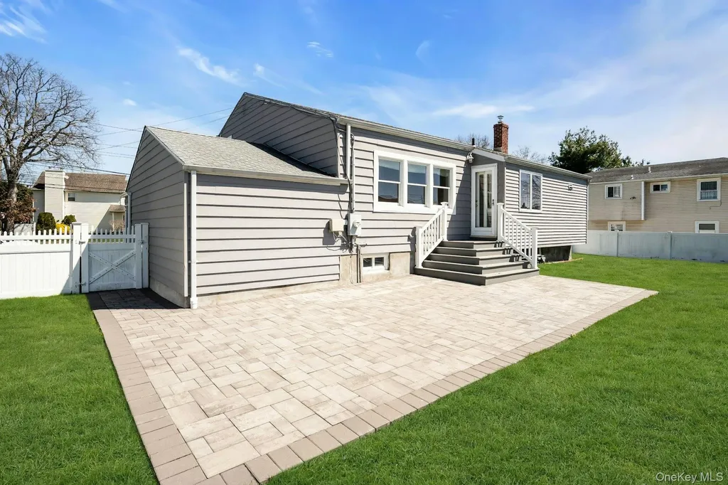 258 E 5th Street Deer Park NY 11729