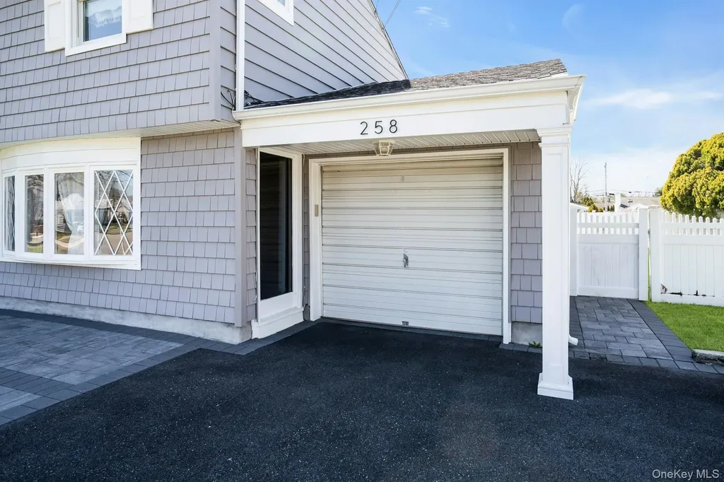 258 E 5th Street Deer Park NY 11729